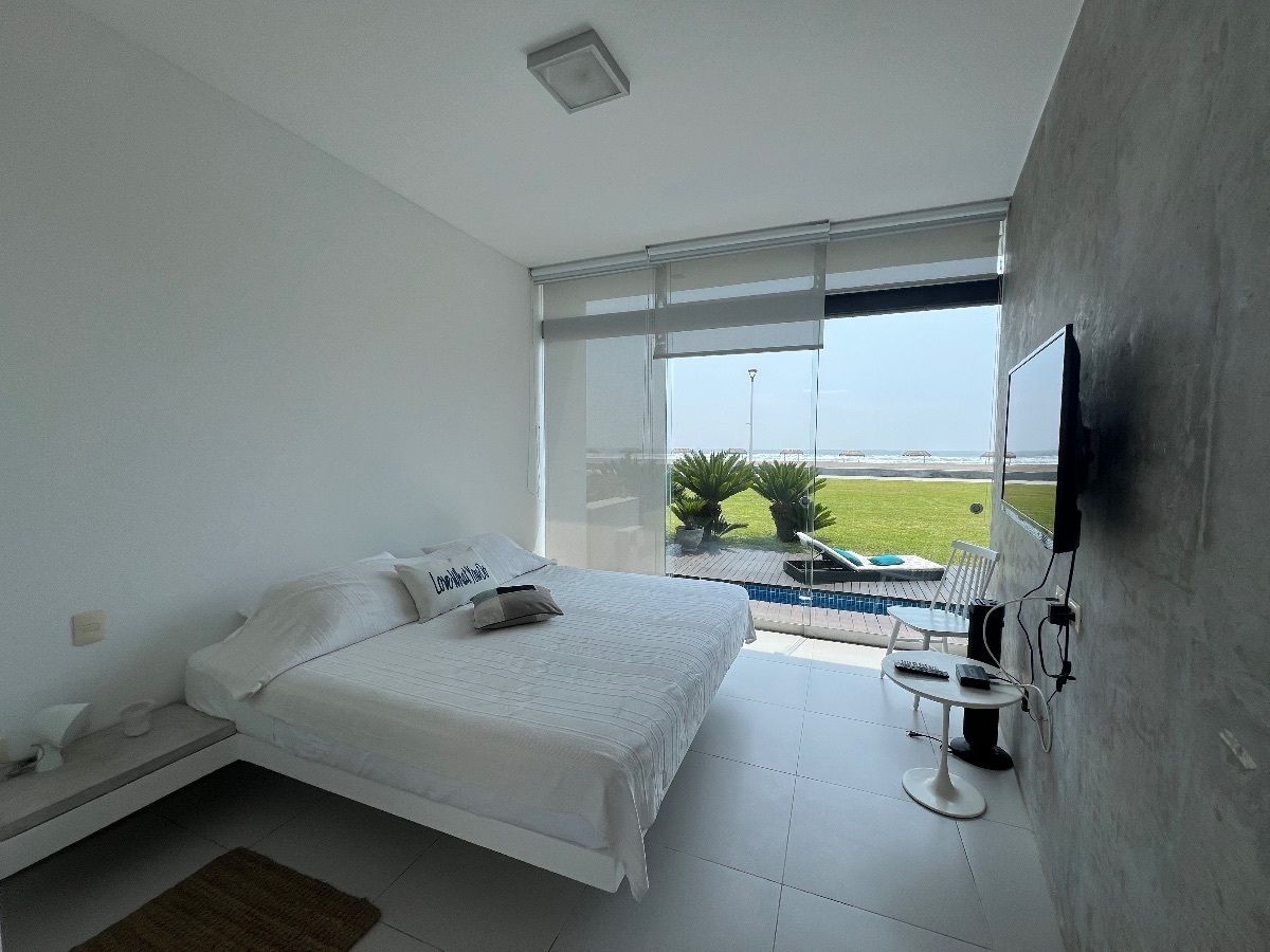 10 de 24: Dormitorio principal con cama king y  baño