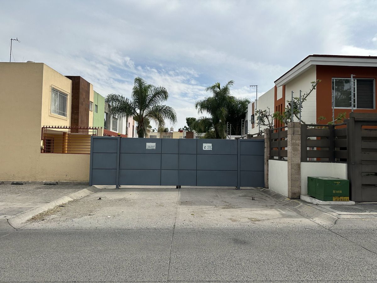 2 de 31: Ingreso controlado con portón eléctrico.