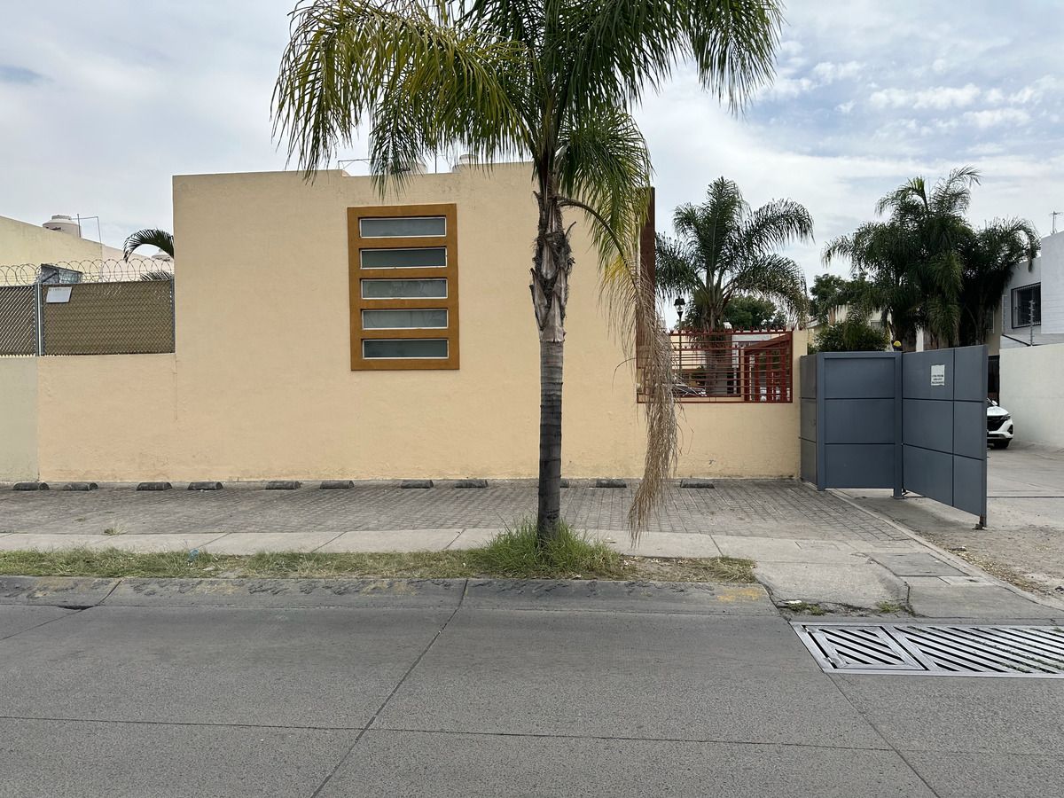 3 de 31: Estacionamiento de visitas.