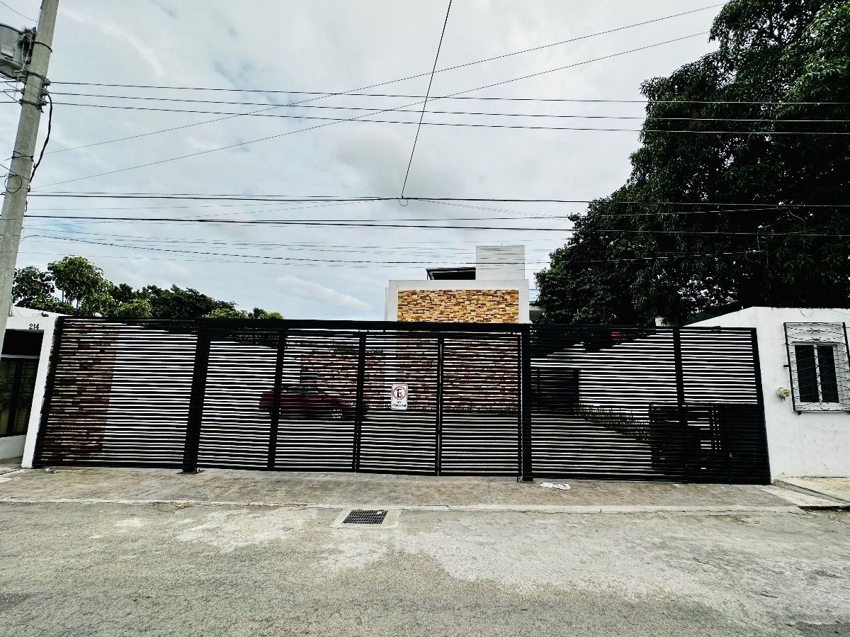 7 de 13: Fachada principal, estacionamiento con portón eléctrico