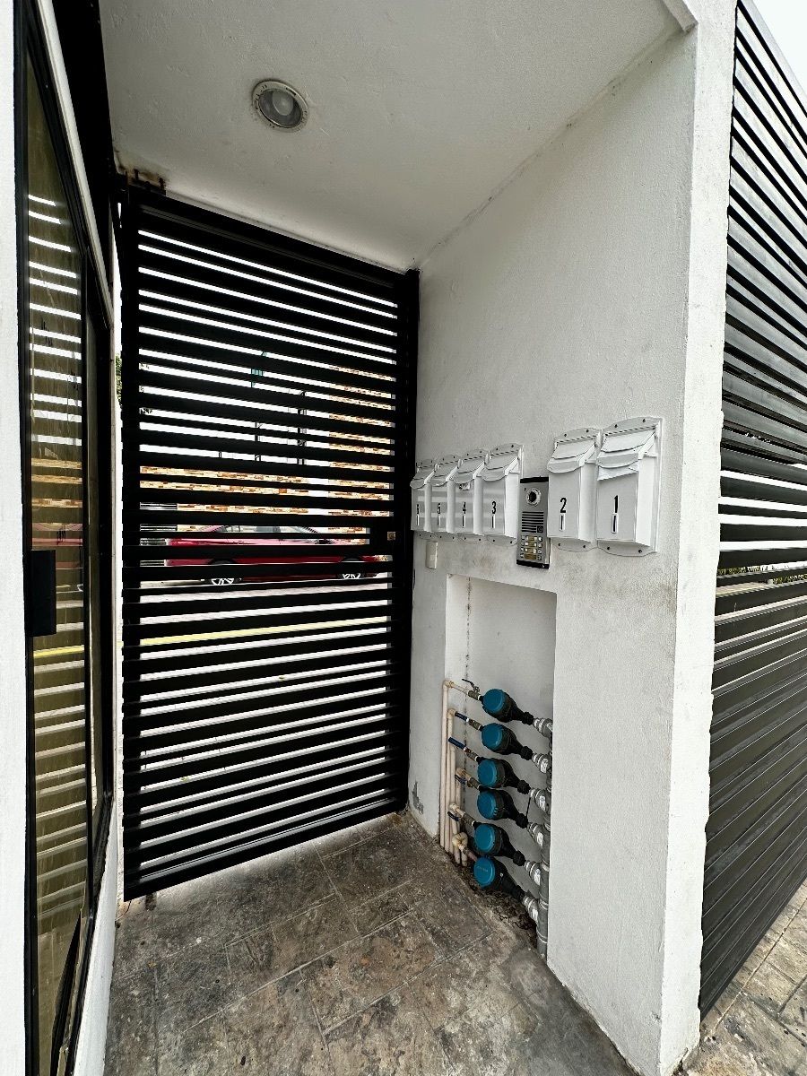8 de 13: Entrada peatonal, buzónes