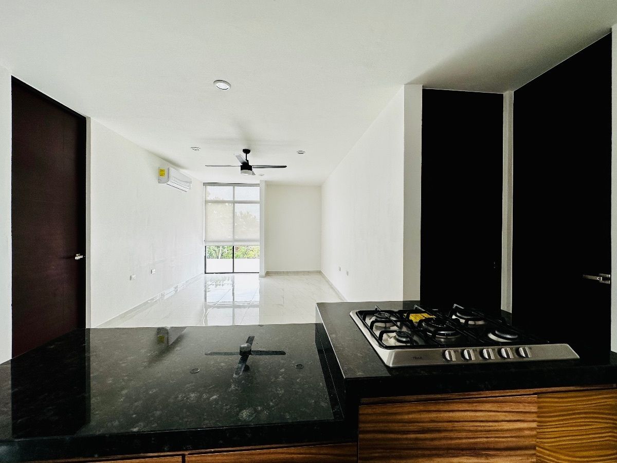 10 de 13: Isla de cocina con estufa, comedor y sala