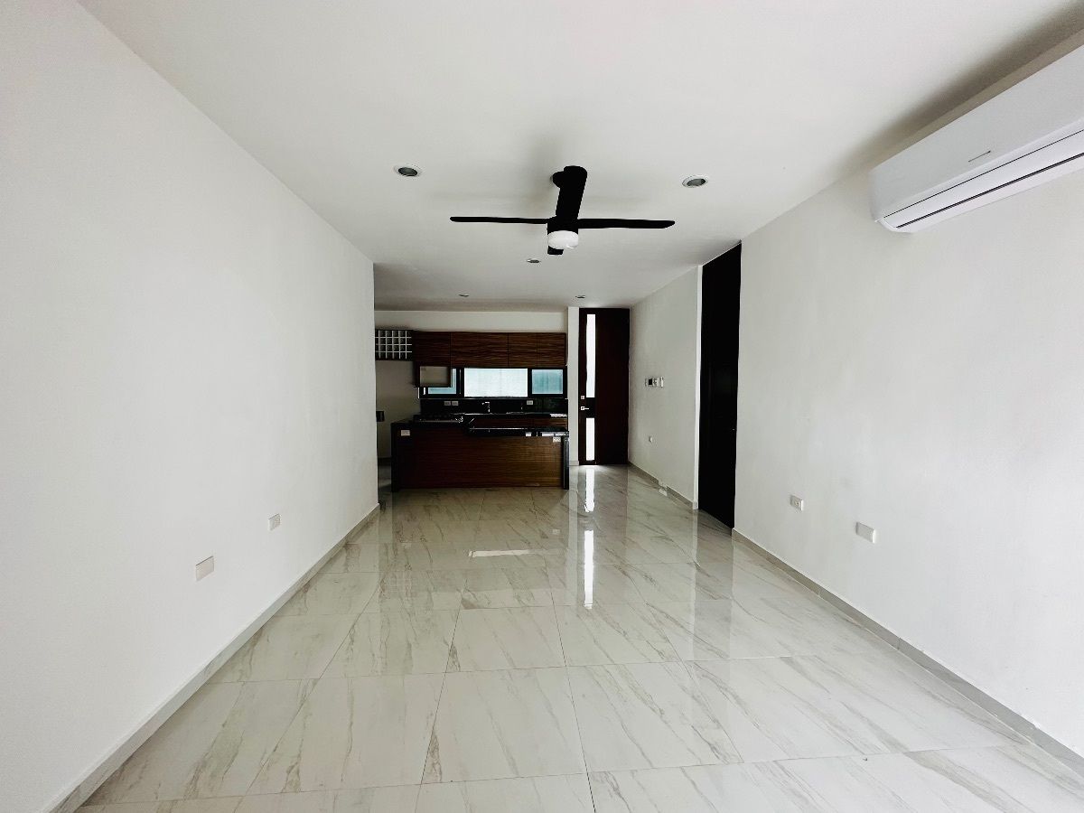 2 de 13: Sala, comedor, cocina y acceso.