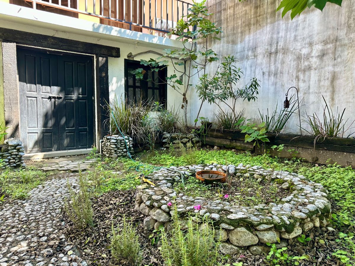 20 de 26: Jardín trasero y casa de visitas