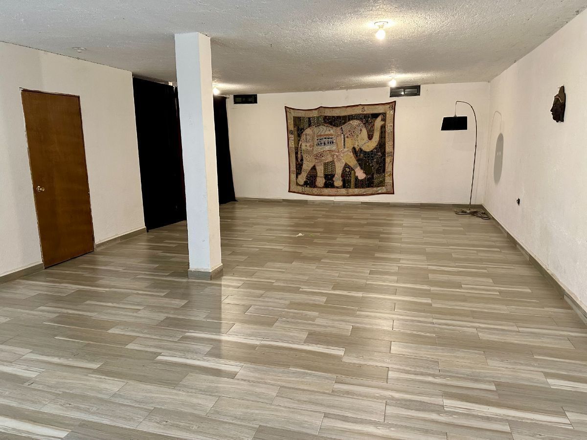 25 de 26: Salón con cocineta y medio baño en casa de visitas