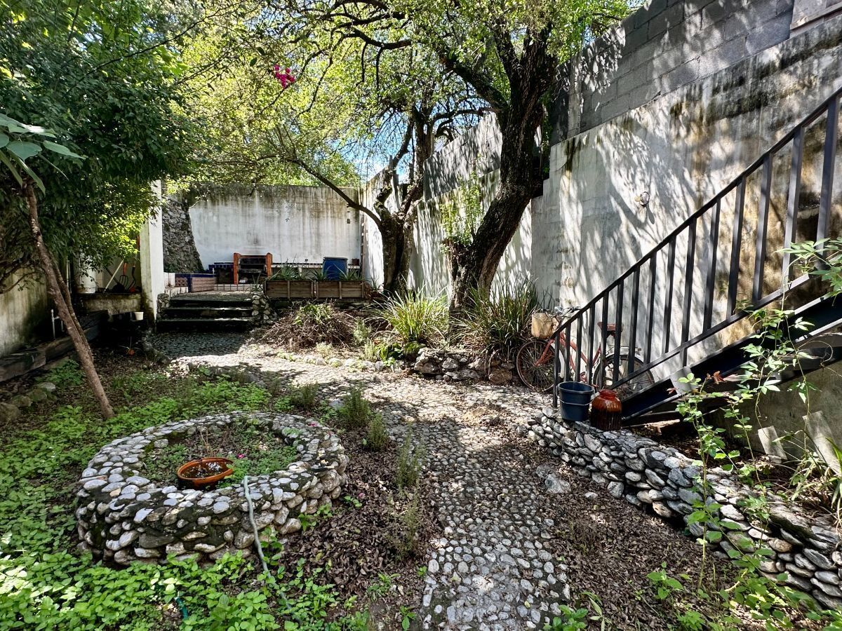 19 de 26: Patio y jardín trasero