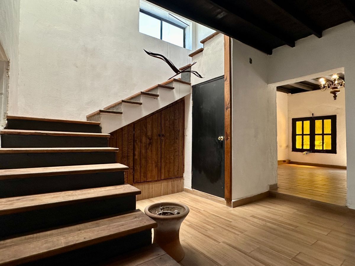 5 de 26: Estancia con medio baño y escaleras con tragaluz