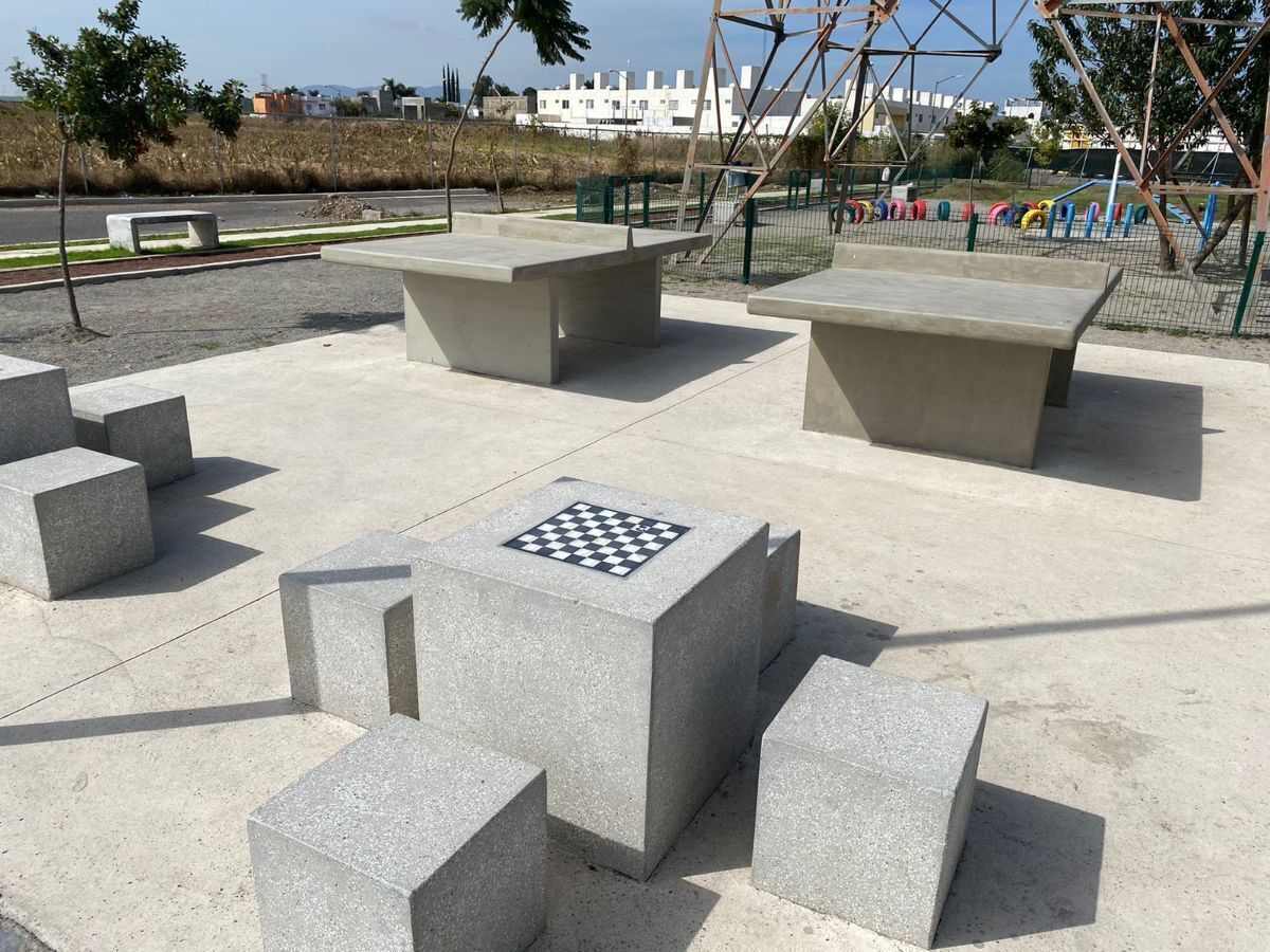 7 de 10: Mesas de ajedrez y pin - pong