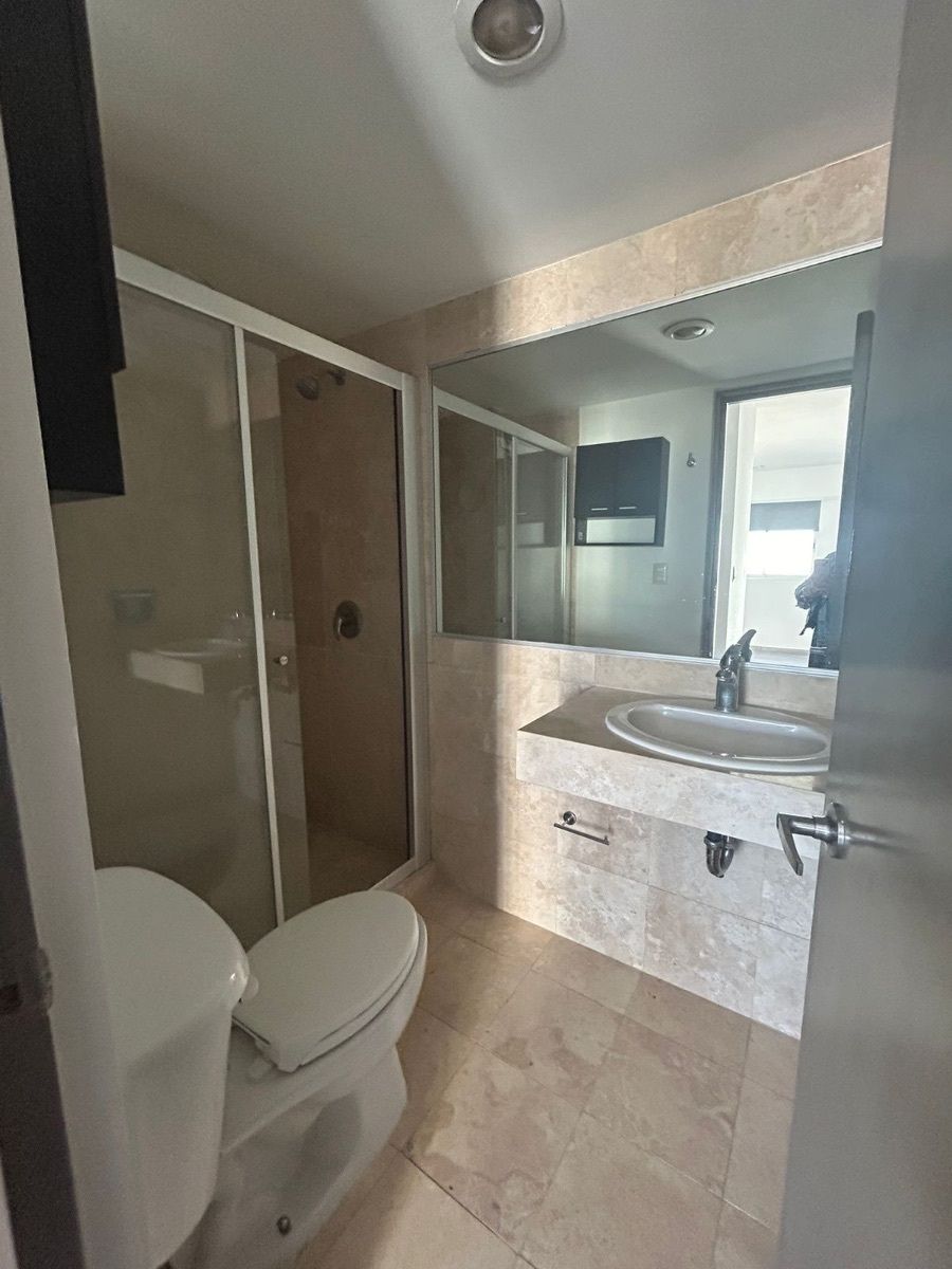 11 de 24: baño completo de la habitación secundaria