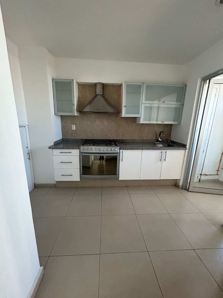 4 de 24: cocina cerrada