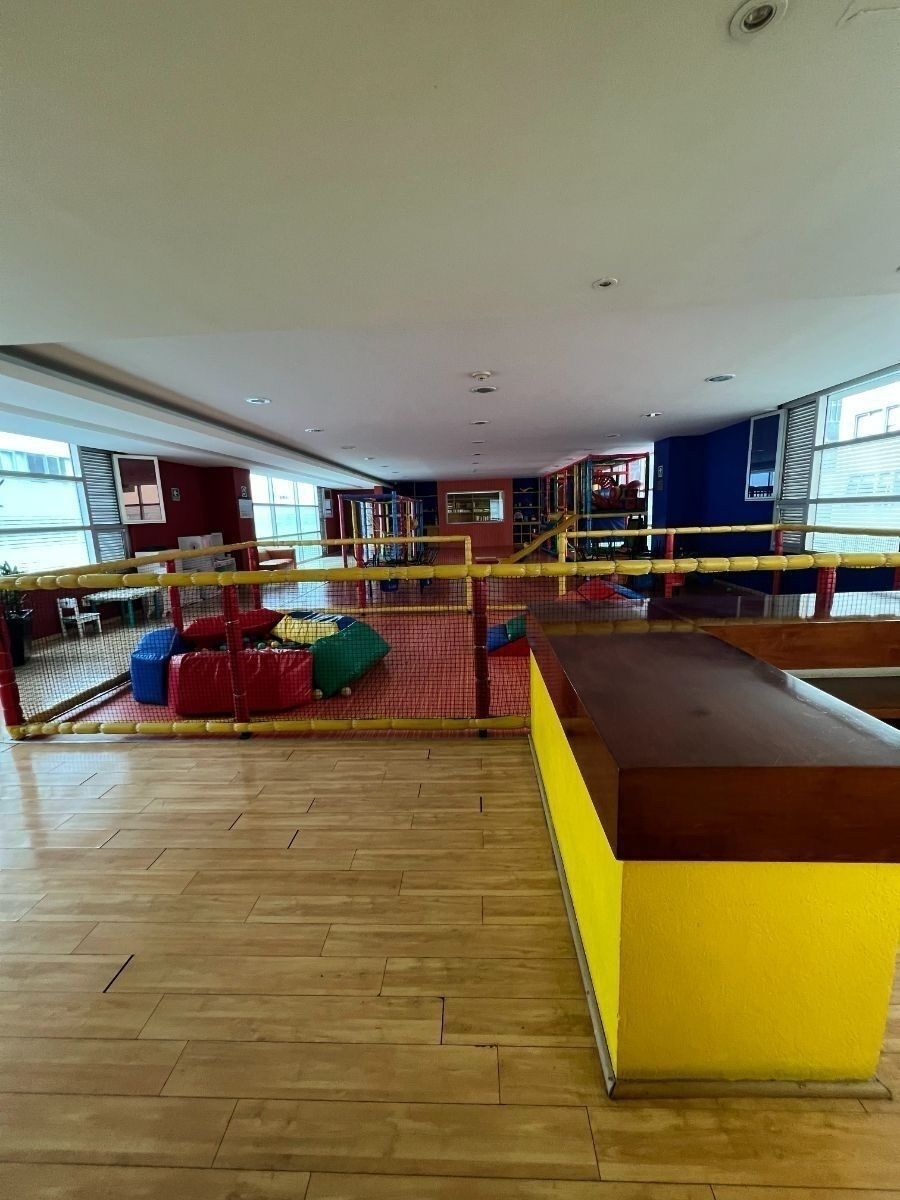 21 de 24: kidsclub con biblioteca