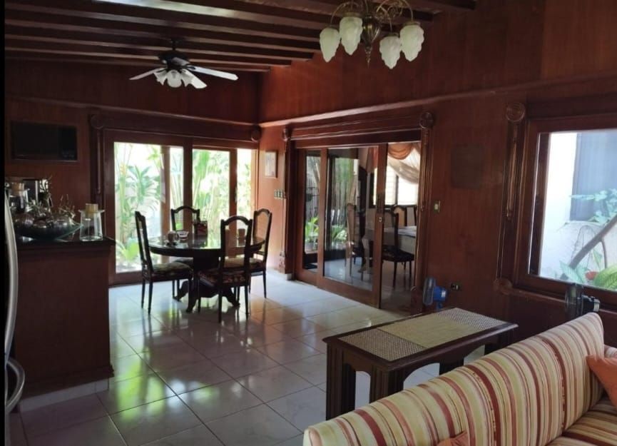 2 of 27: Estudio / Family room / área de juegos y T.V;