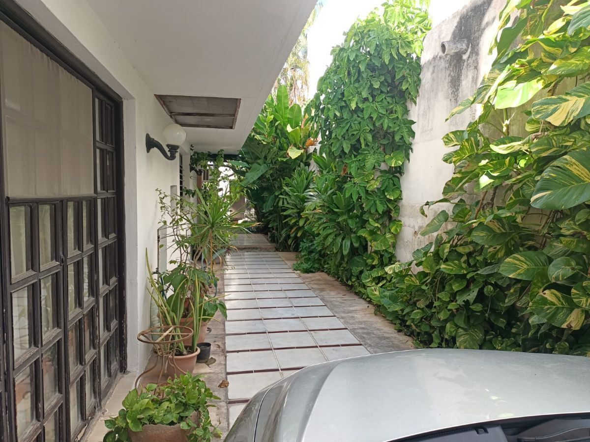 5 of 27: Pasillo lateral