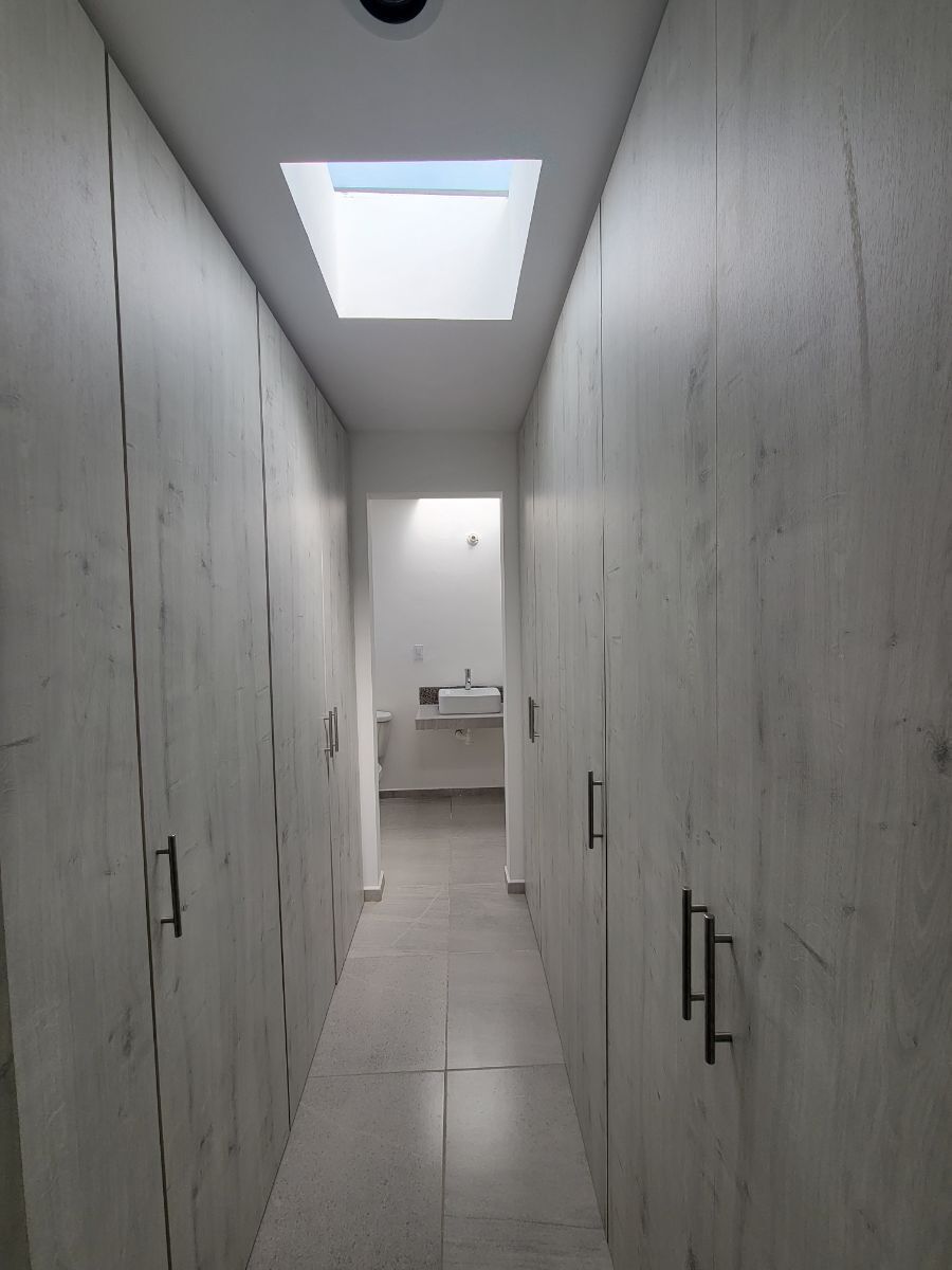 11 de 13: Vestidor en recámara principal