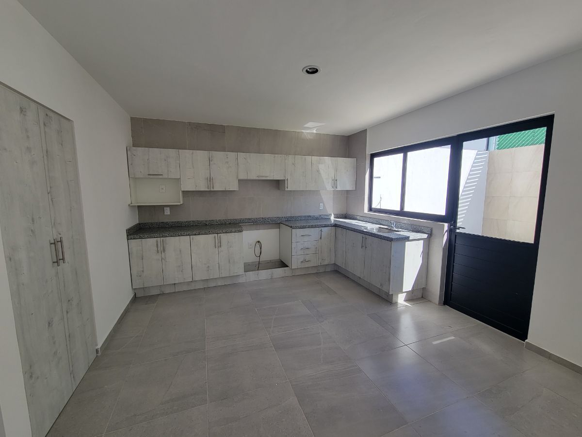 4 de 13: Cocina  y bodega