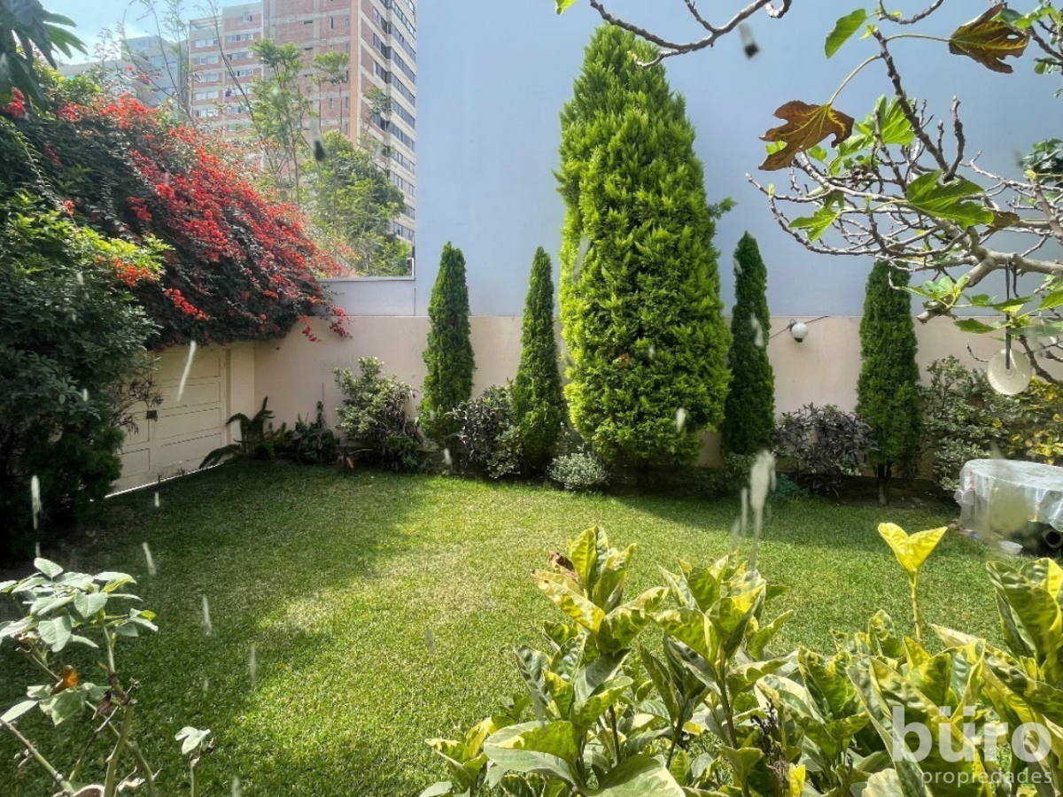 1 de 20: Jardín con terraza techada.
