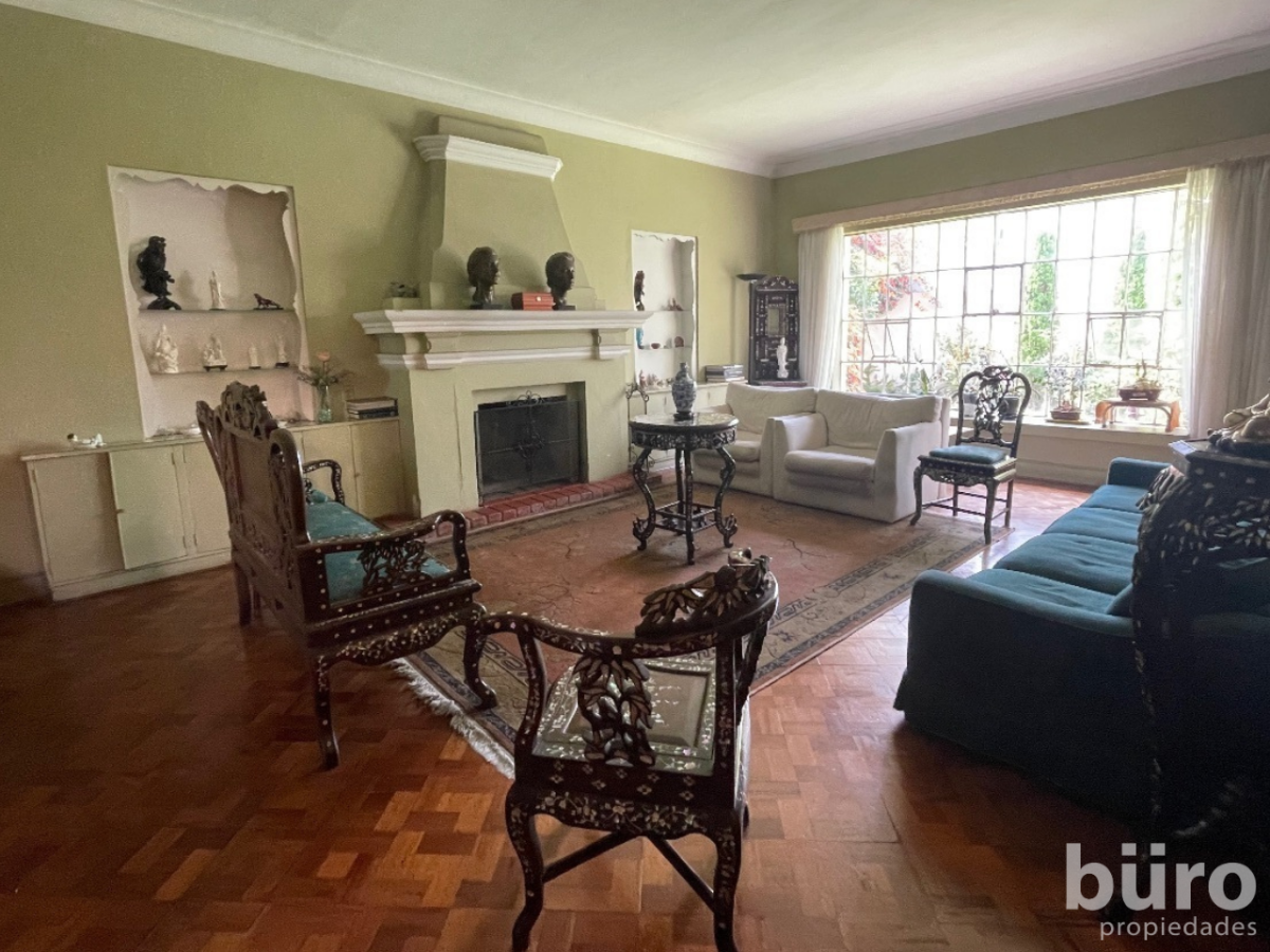 4 de 20: Sala con chimenea, separada del comedor.