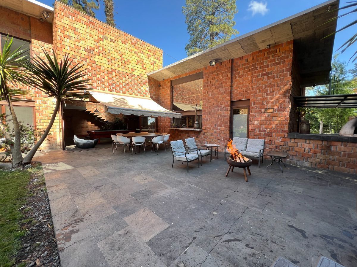 2 of 36: Terreza con sala y comedor exterior
