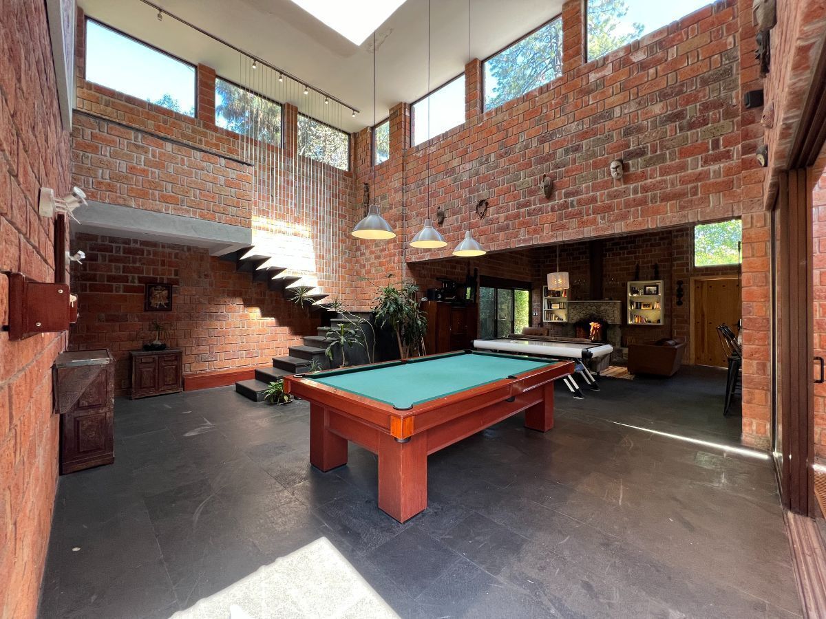 5 of 36: Hall con mesa de billar
