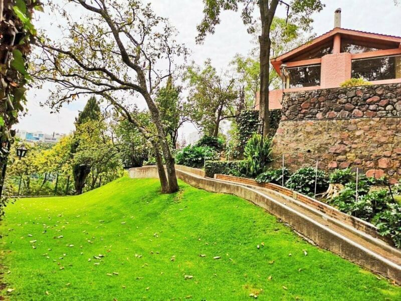 2 de 45: Vista de la casa desde el jardin