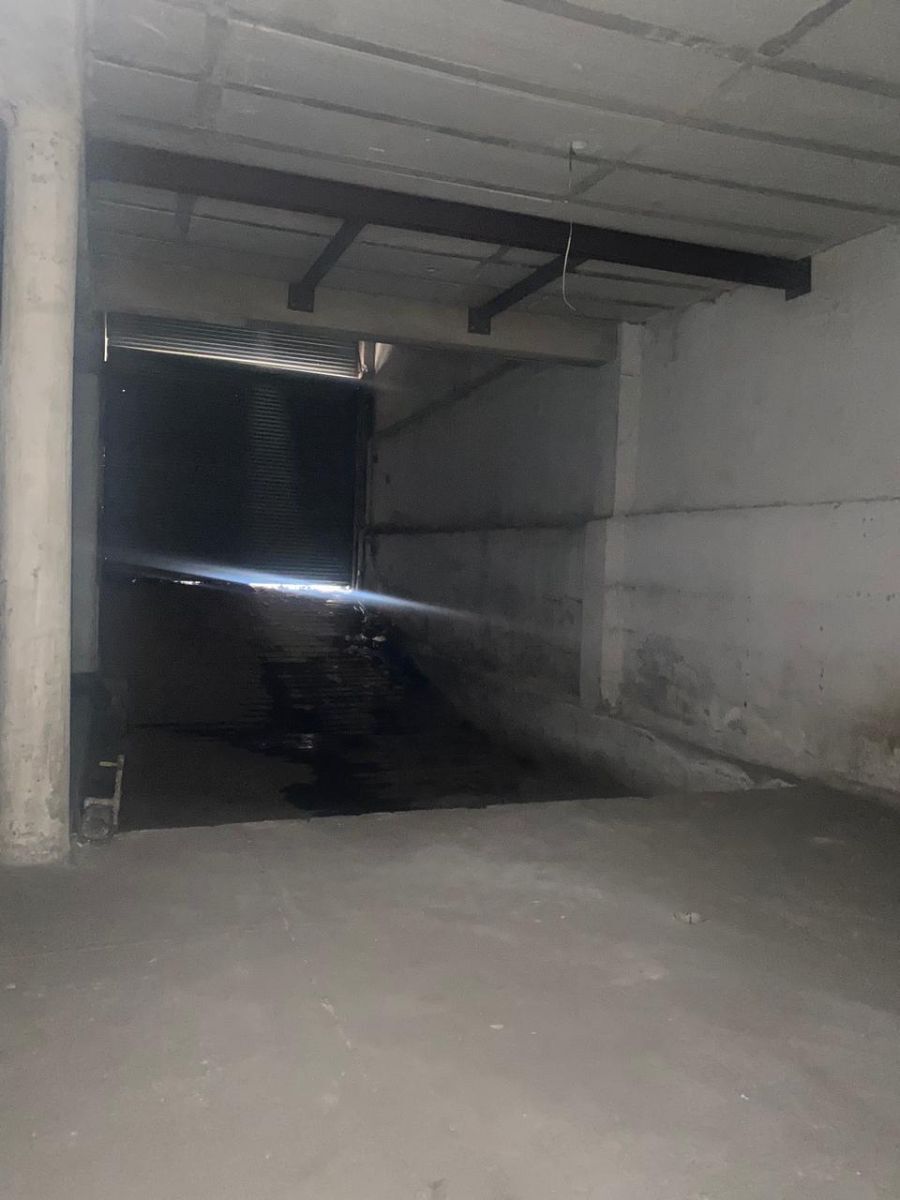 18 of 24: rampa y portón metálico para ingresar al sótano