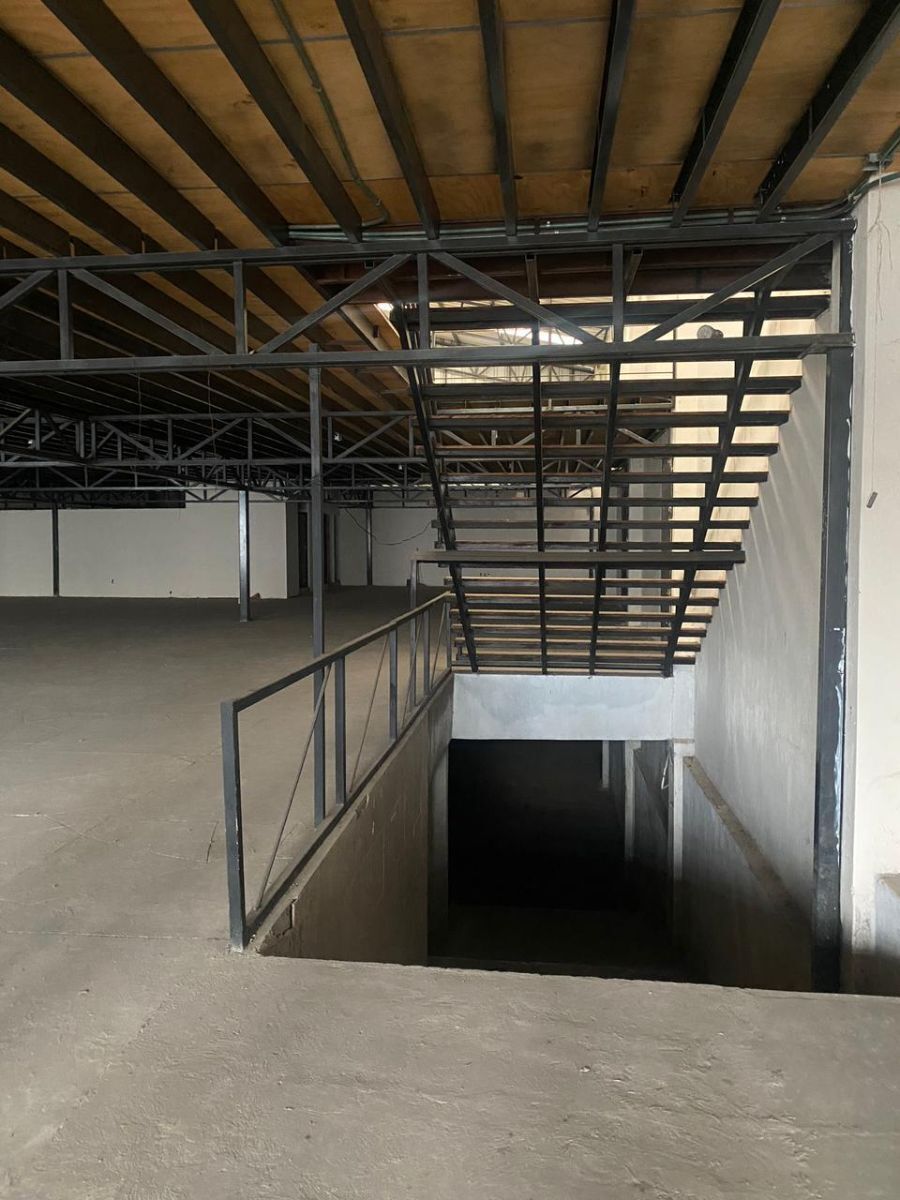 11 of 24: sótano con ingreso por la lateral con rampa