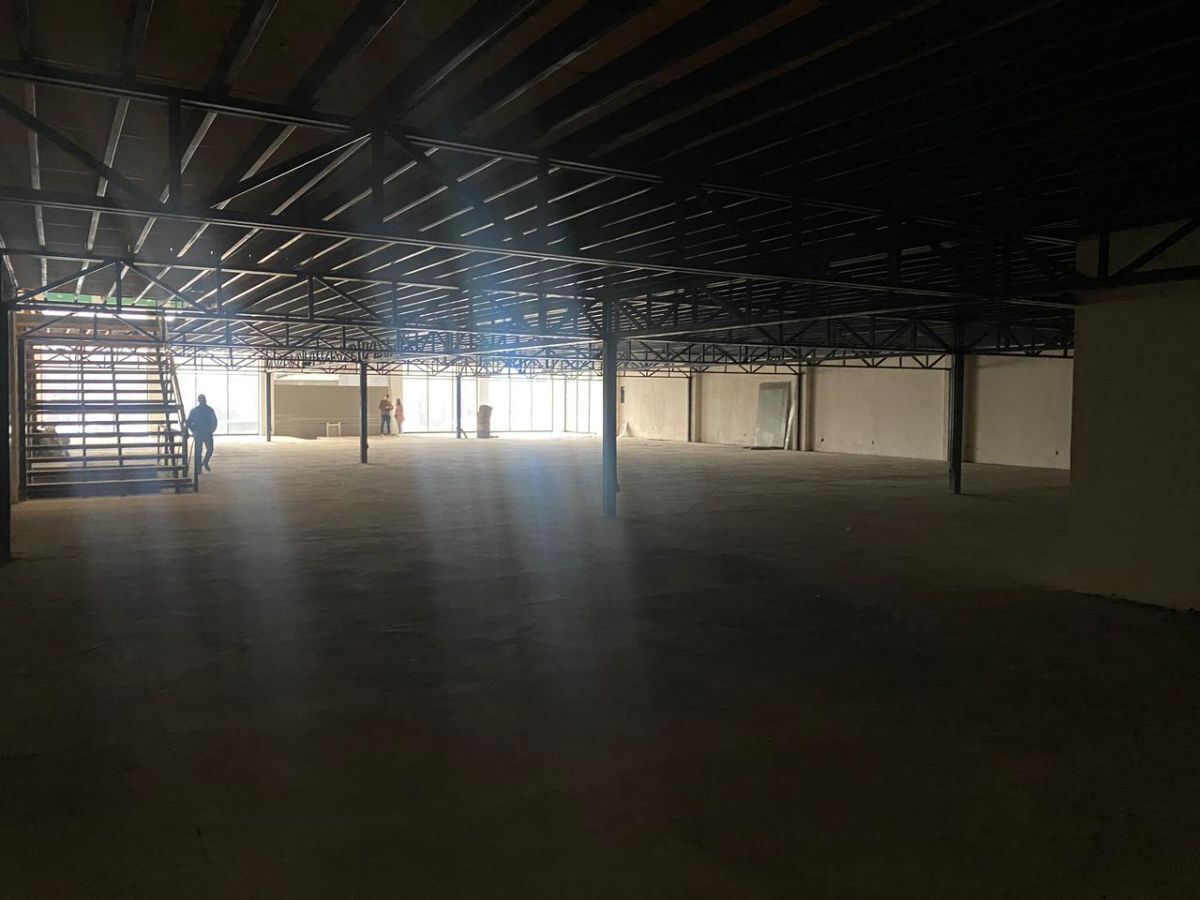 14 of 24: planta baja y escalera hacia el tapanco