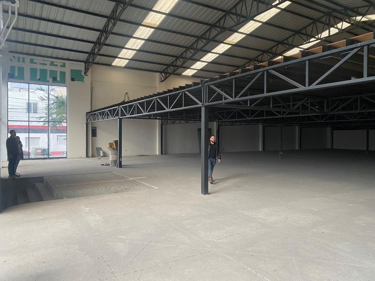 4 of 24: tapanco de 800 metros con estructura de acero y madera