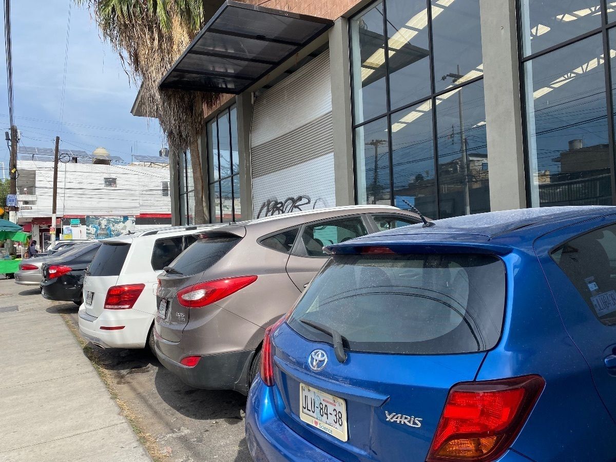 20 of 24: 8 estacionamientos al frente y 8 laterales