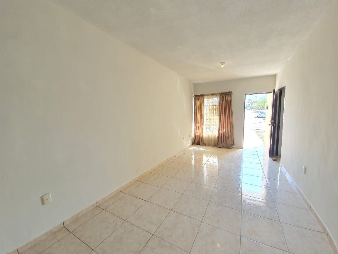 3 de 19: Sala-comedor con cortinero