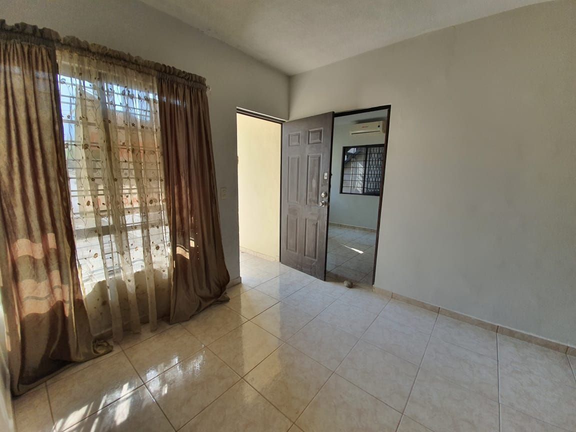 4 de 19: Sala-comedor con cortinero