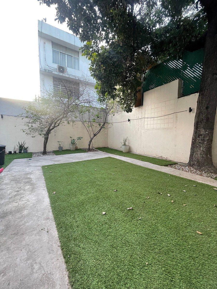 14 de 16: Patio ámbito y con pasto sintético.