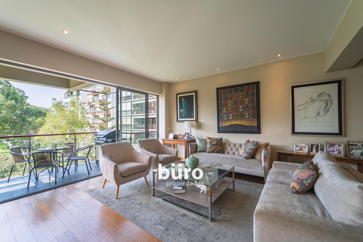 4 of 17: Sala con salida a balcón/terraza