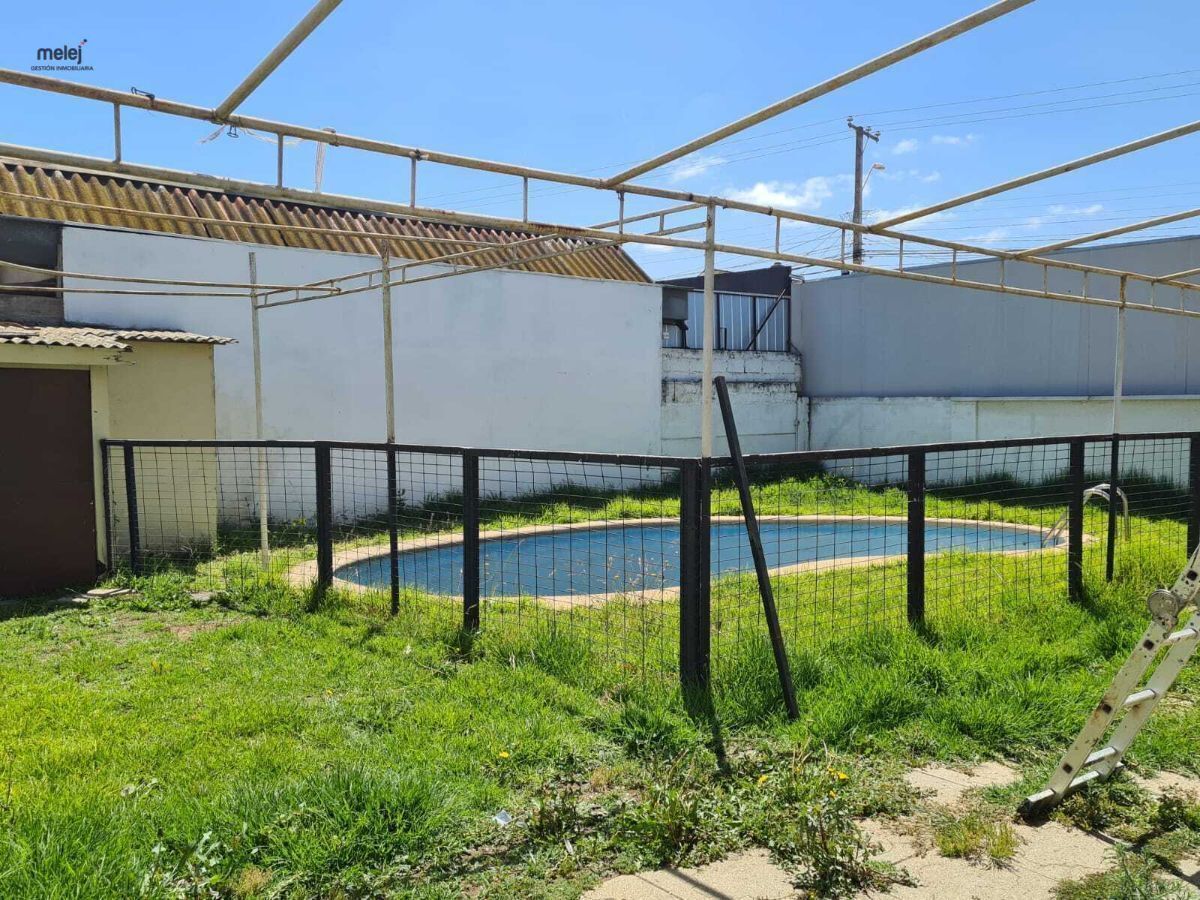 2 de 10: Piscina con rejas