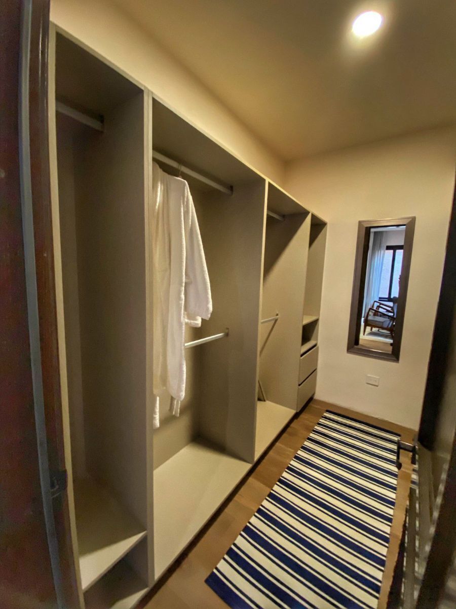 13 de 27: Vestidor