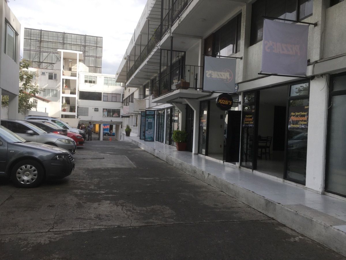 2 de 5: Zona comercial del edificio