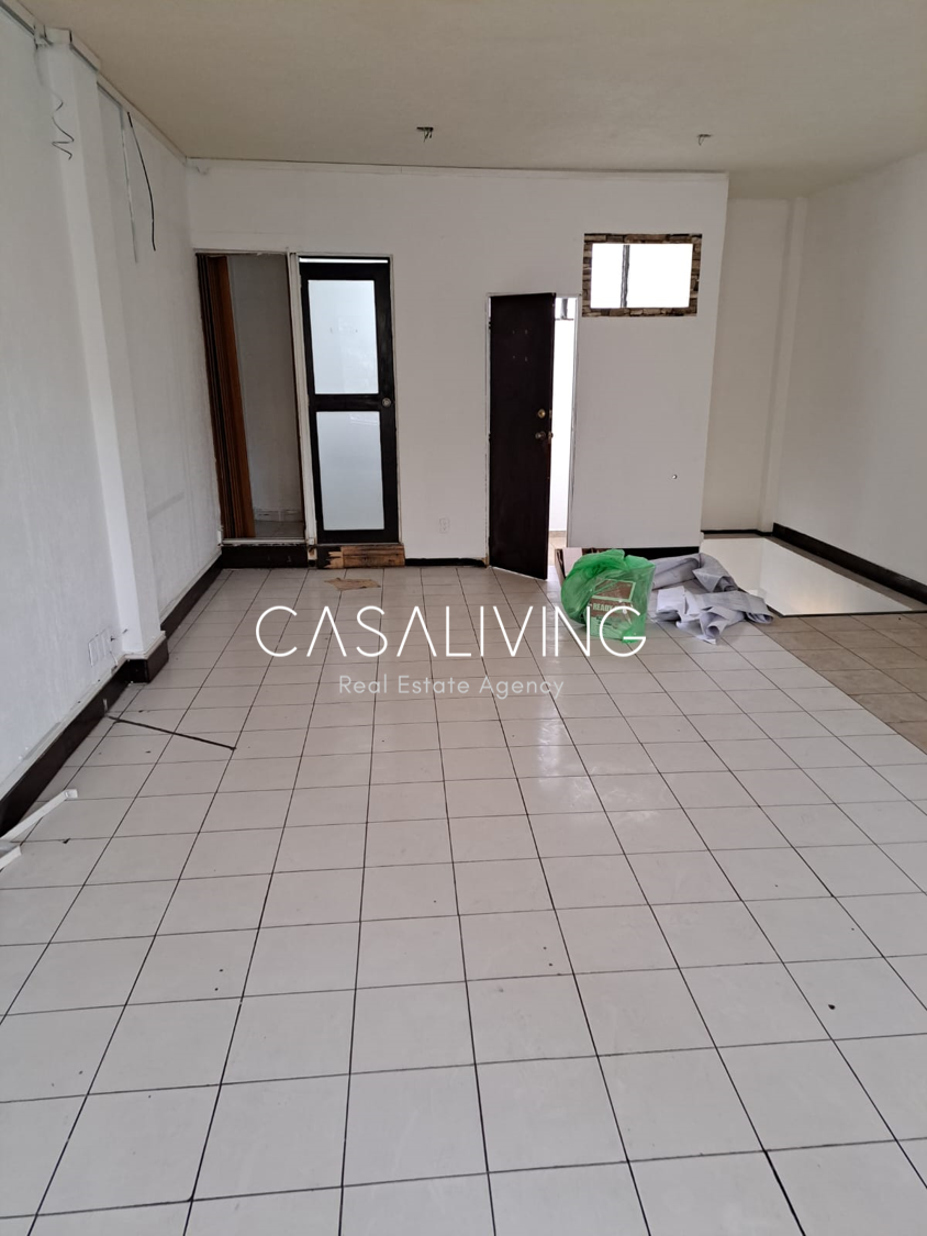 2 of 6: Interior del local