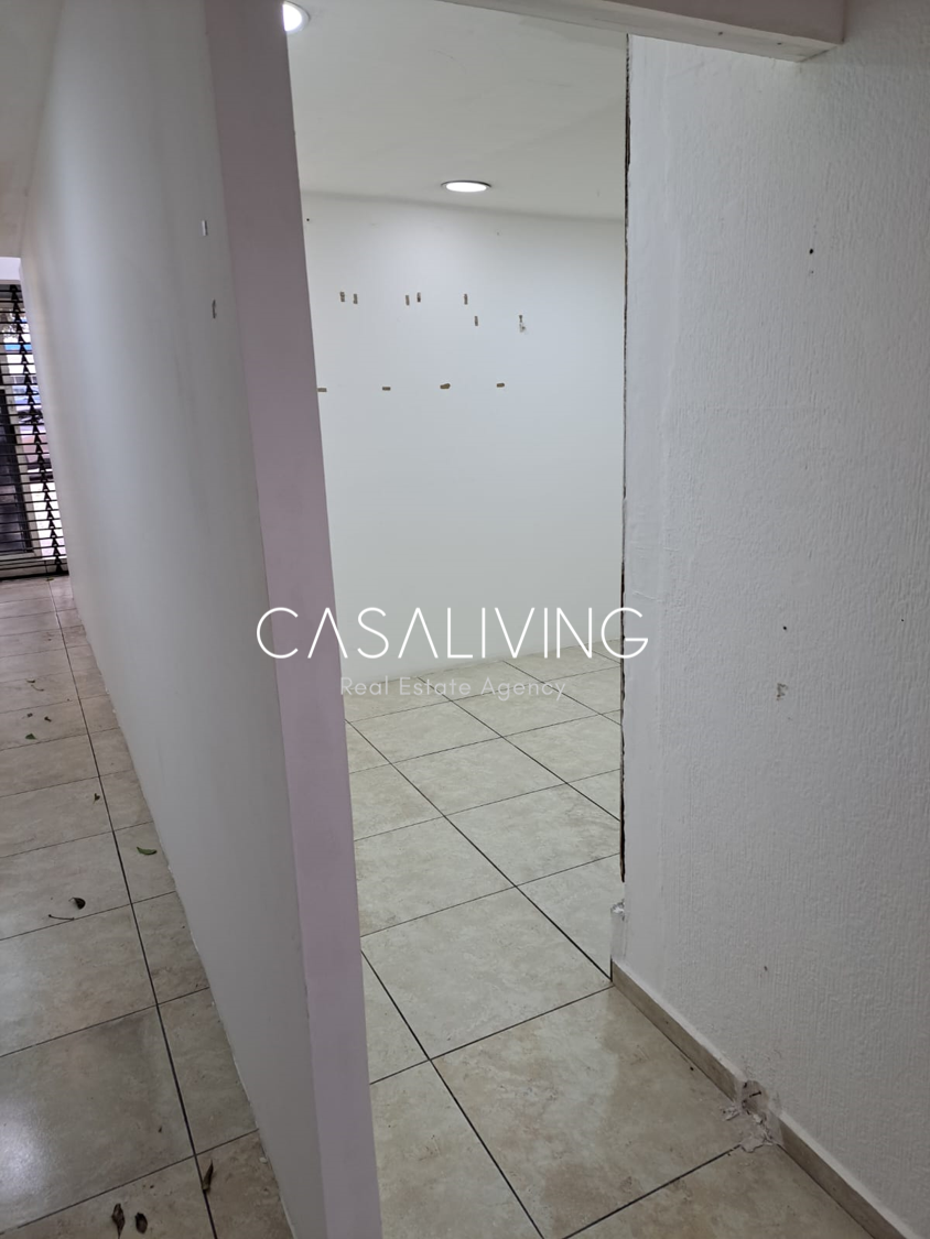 3 of 6: Interior del local