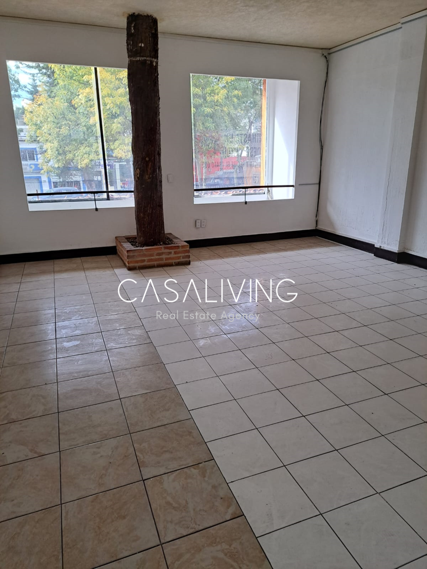 4 of 6: Interior del local