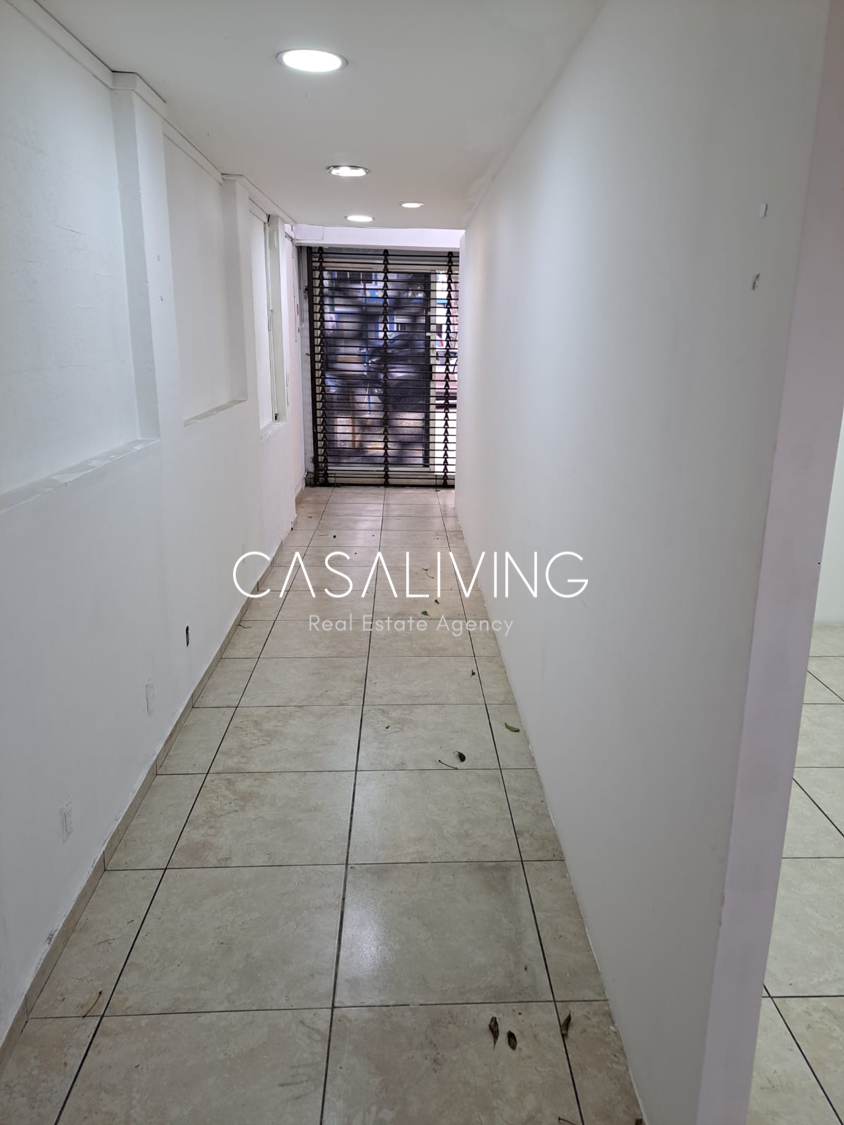 5 of 6: Interior del local