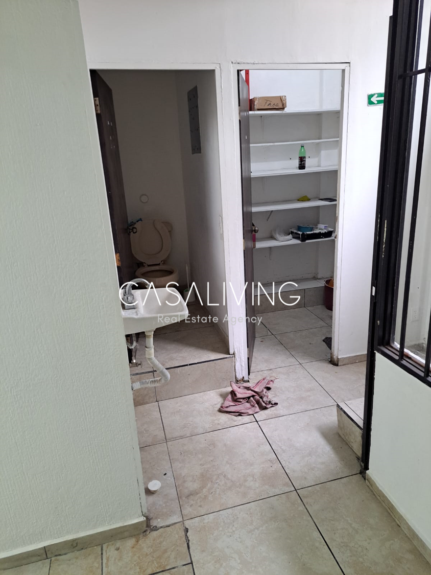 6 of 6: Interior del local