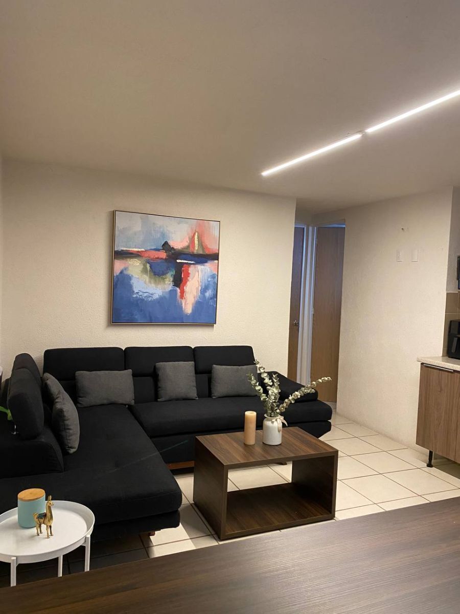 5 de 19: Sala y puerta de bajo al fondo.