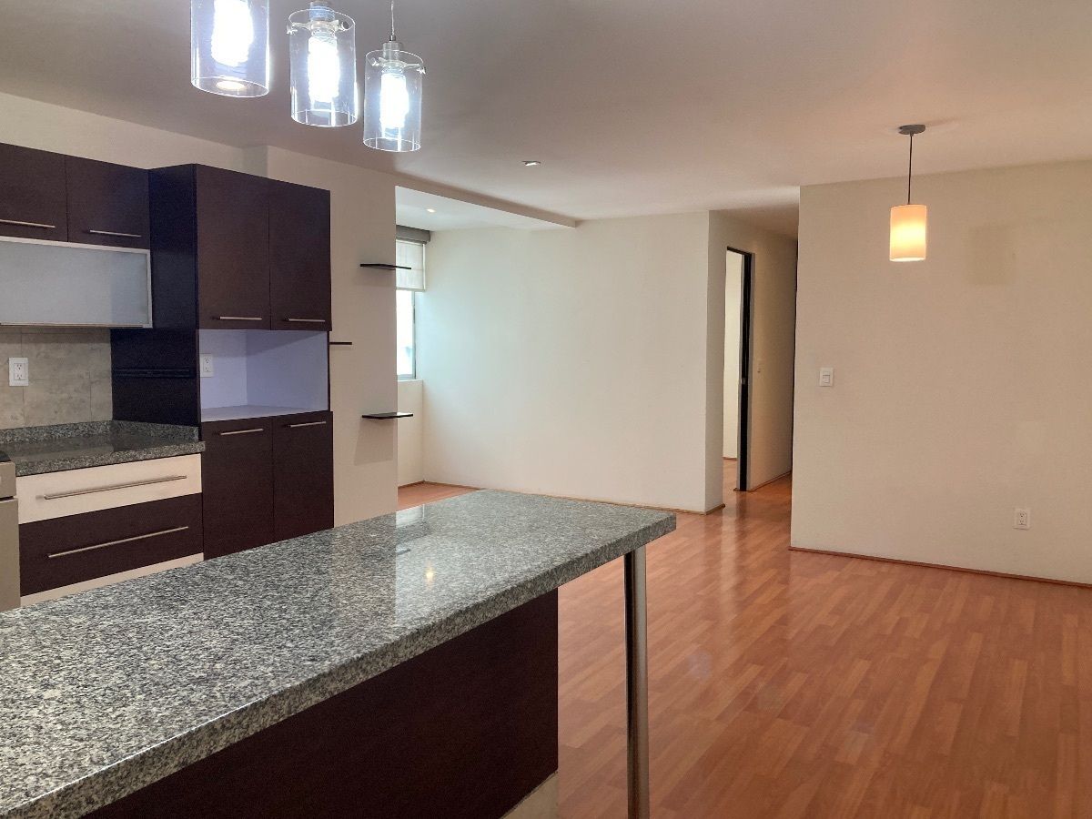 1 of 22: Sala con piso de madera