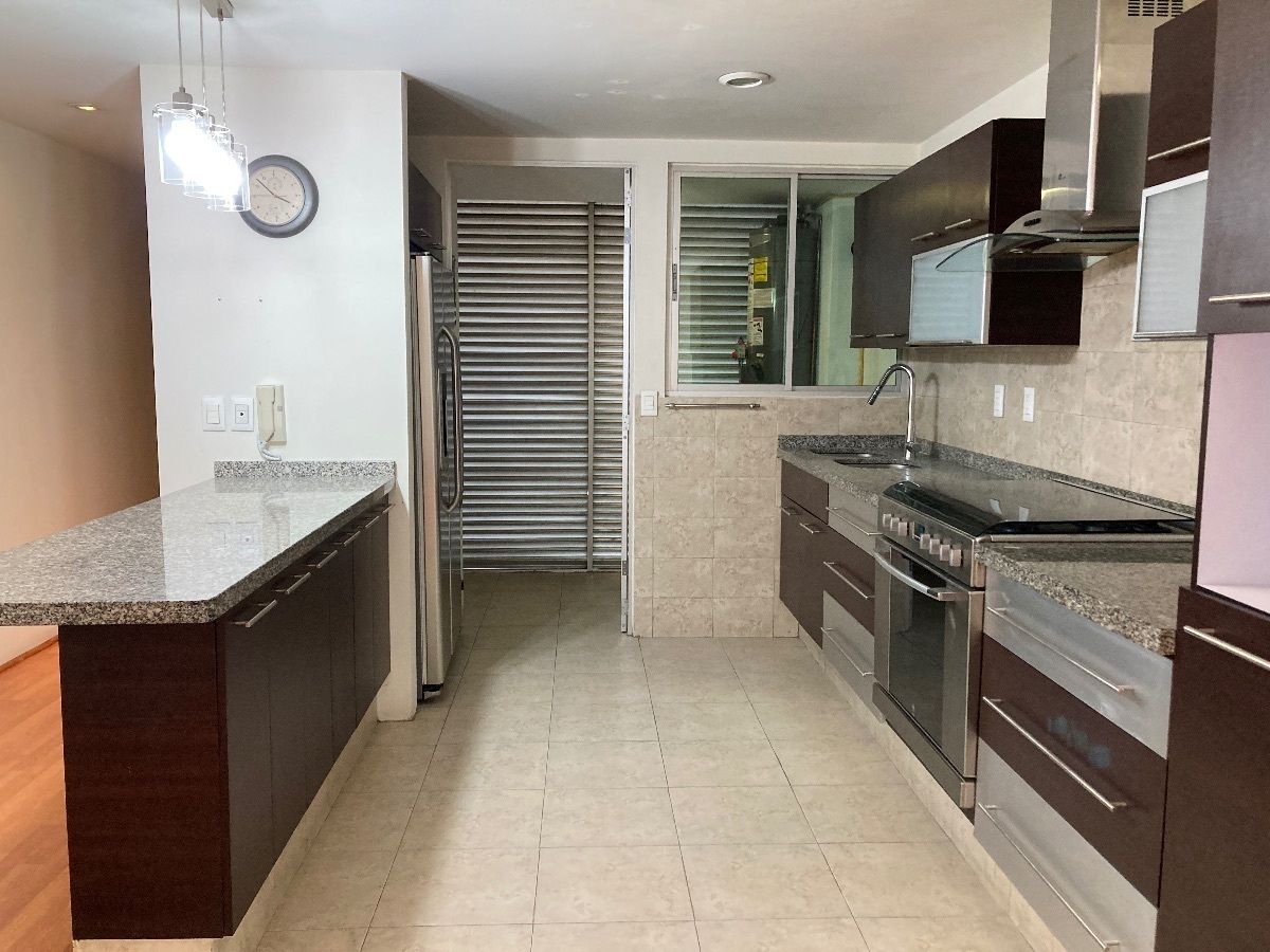 4 of 22: Cocina y área de lavado