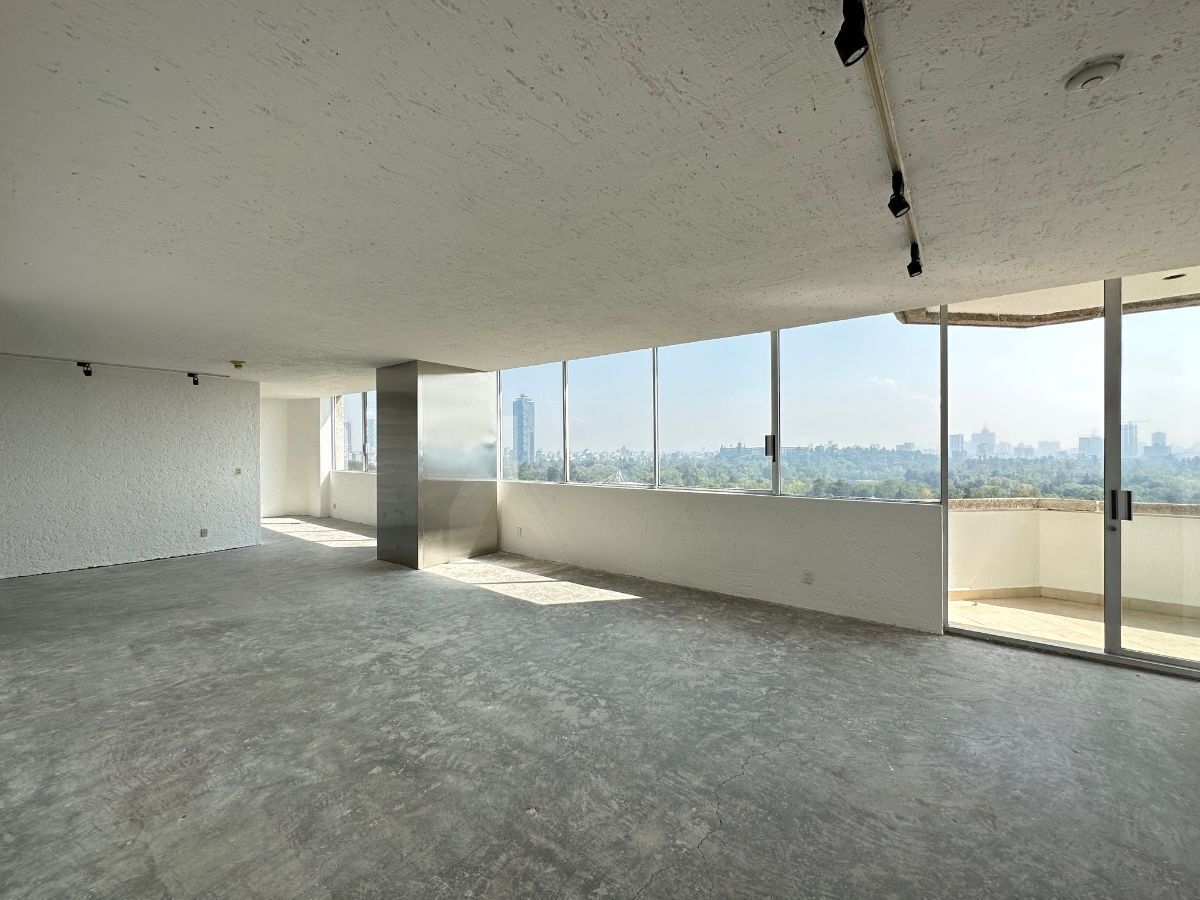 5 of 26: Área de comedor y sala forma  con vista hacia Chapultepec.