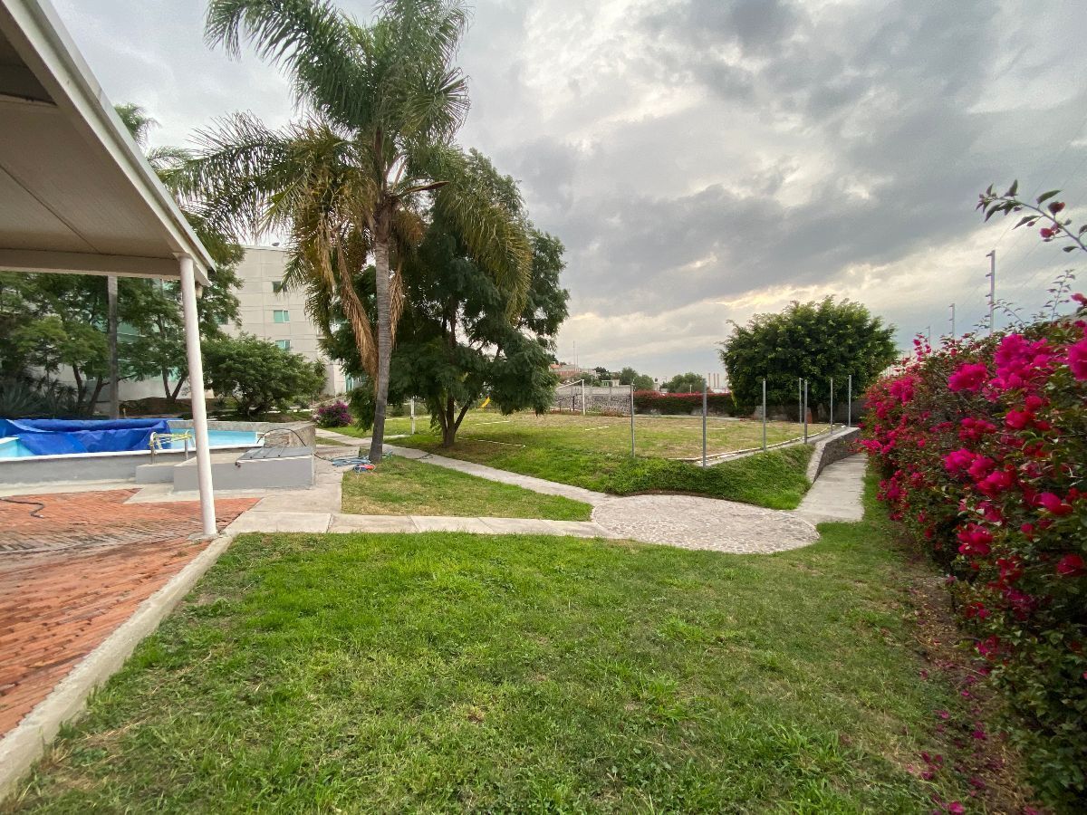 Areas verdes junto a Area social y alberca.