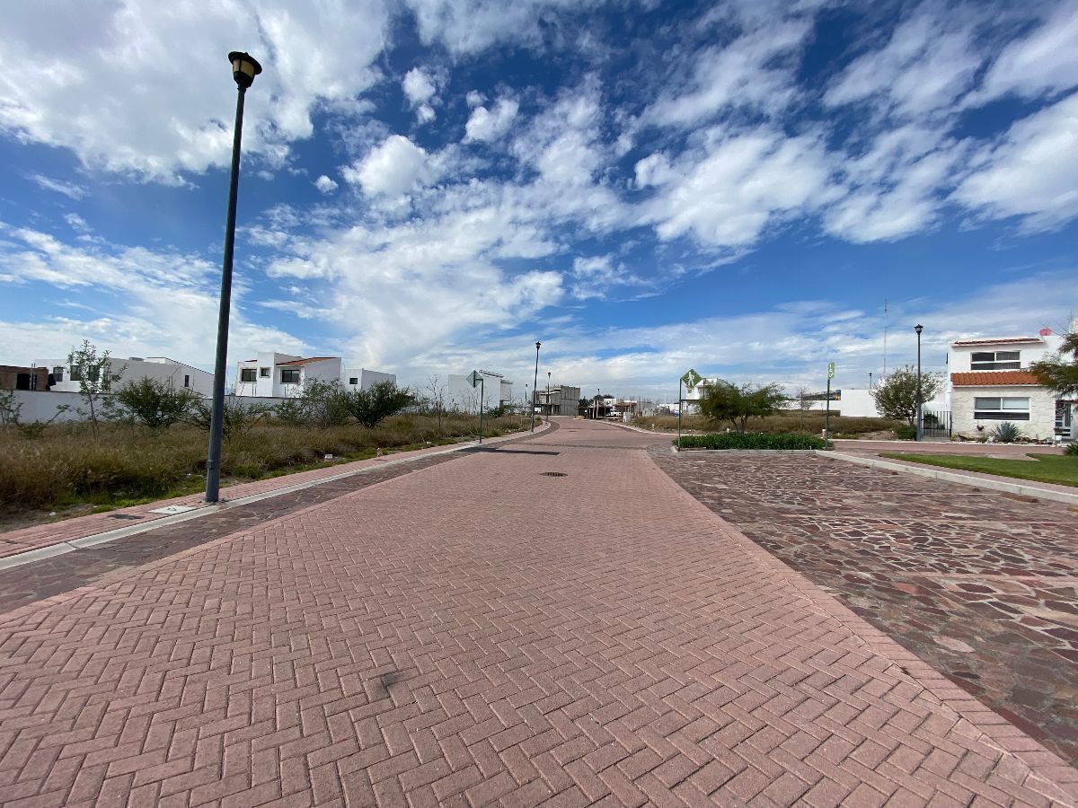 12 de 17: Calles en Piedra Laja, en un entorno Natural.