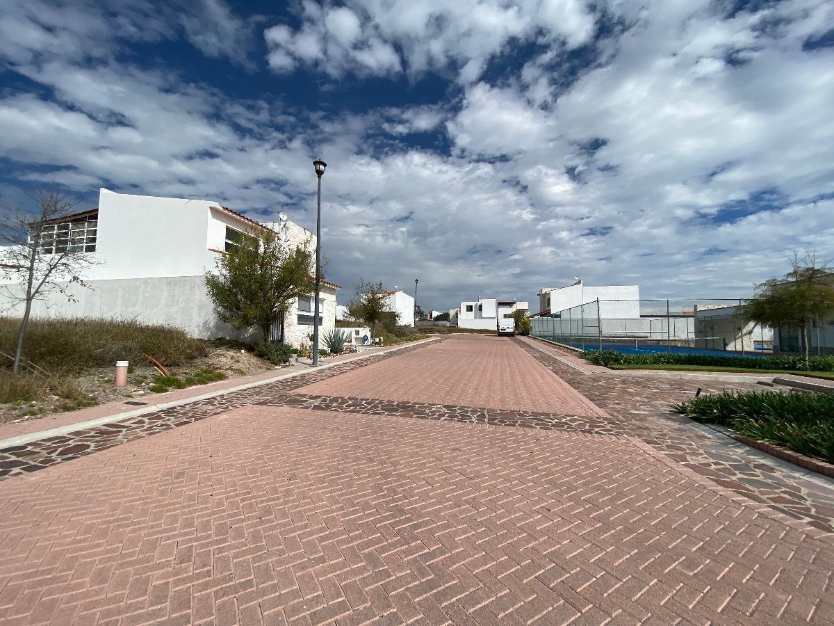 11 de 17: Terreno en esquina y a un costado de  Cancha de Tennis y Gym