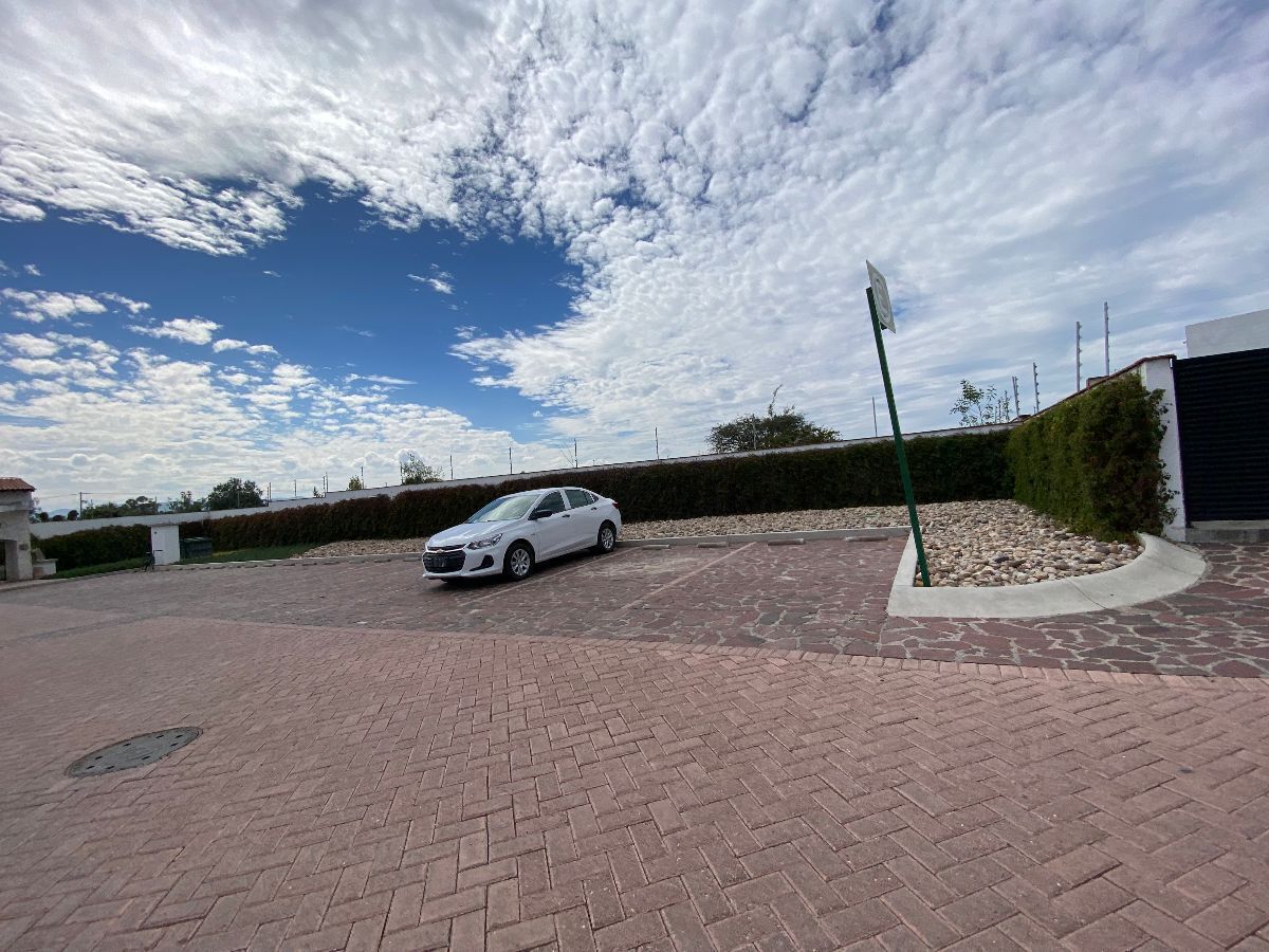 16 de 17: Estacionamiento de visitas al Exterior de la Privada.