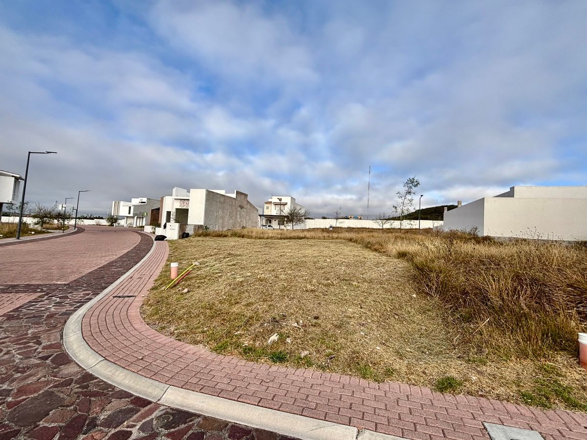 3 de 17: Terreno plano y en esquina  .